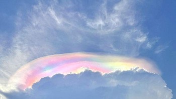 Menjepret awan pelangi yang sangat langka. Foto: Bored Panda
