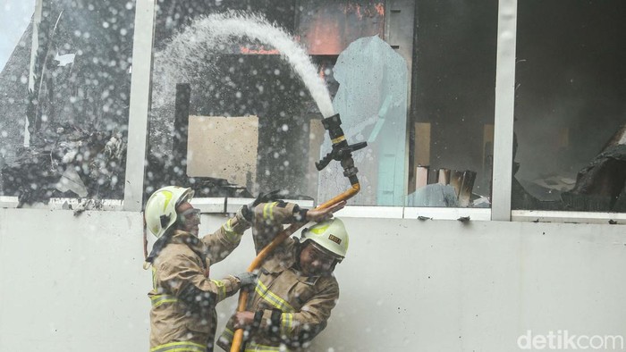 Potret Rumah Mewah di Menteng Terbakar Sebuah rumah mewah di Kawasan Menteng, Jakarta, terbakar, Selasa (9/7/2024). Petugas pun berjibaku memadamkan api.