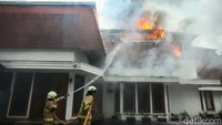 Diketahui 7 unit damkar diturunkan, mereka berjibaku untuk memadamkan api.