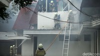 Selain api petugas juga mendapat kesulitan saat kabel listrik turut terbakar dan mengeluarkan beberapa kali ledakan.