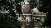 Api terus melahap bagian lantai dua rumah.