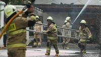 Petugas baru berhasil memadamkan api usai berjibaku selama 30 menit.