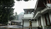 Rumah milik Saleh Alwaini atau Amida Amit ini berisi 3kk dan 10 orang, kerugian ditaksir mencapai miliaran rupiah.