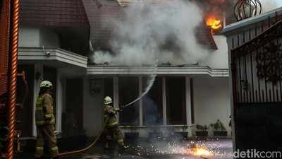 Penampakan Rumah Mewah di Menteng Kebakaran
