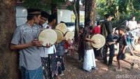 Ada beragam cara yang dilakukan oleh warga dalam menyambut kedatangan Pegi Setiawan. Di antara mereka, ada menyambut kedatangan Pegi dengan kesenian hadroh. Kesenian itu terus mengiringi rombongan Pegi hingga tiba di rumah keluarganya. (Foto: Ony Syahroni/detikJabar)