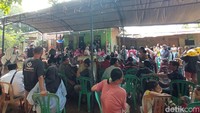 Para warga telah berkumpul di sekitar kediaman keluarga Pegi Setiawan untuk menyambut kedatangan Pegi yang kini telah bebas dari status tersangka usai gugatan praperadilannya dikabulkan oleh Pengadilan Negeri (PN) Bandung.  (Foto: Ony Syahroni/detikJabar)