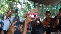 Di sekitar kediaman Pegi Setiawan, jumlah warga yang berkumpul pun semakin banyak. Mereka rela berdesak-desakan demi bisa memberi ucapan selamat kepada Pegi Setiawan. (Foto: Ony Syahroni/detikJabar)