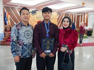 Tangis Bahagia Denny Cagur dan Istri Bertemu Anak yang Sekolah di Semi Militer