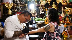 Potret Unik Tato Keberuntungan dari Mainan Seni Labubu