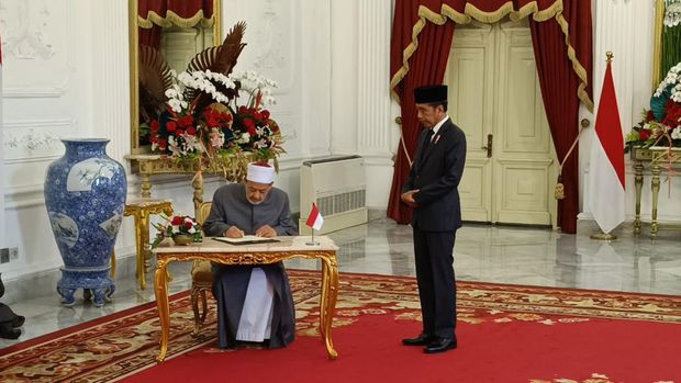 Presiden Joko Widodo (Jokowi) menerima kunjungan kenegaraan Grand Syekh Al Azhar Imam Akbar Ahmed Al Tayeb di Istana Merdeka, Jakarta