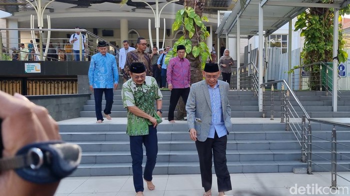 Prof BUS bersama Rektor Unair Prof Nasih. Prof BUS bersama Rektor Unair Prof Nasih.