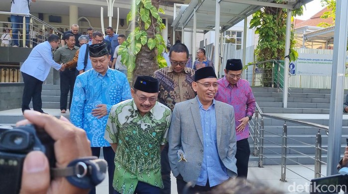 Prof BUS bersama Rektor Unair Prof Nasih.