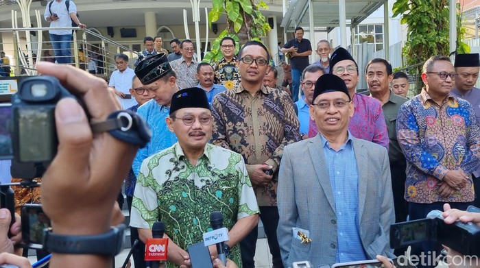 Prof BUS bersama Rektor Unair Prof Nasih.
