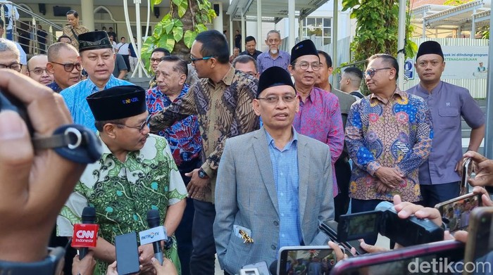 Prof BUS yang telah diangkat lagi jadi Dekan FK Unair bersama Rektor Unair Prof Nasih.