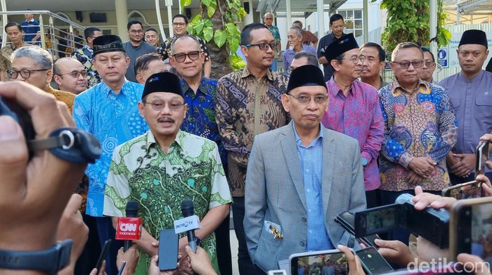 Prof BUS yang telah diangkat lagi jadi Dekan FK Unair bersama Rektor Unair Prof Nasih.