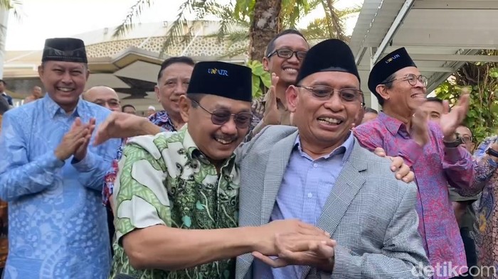 Prof BUS yang telah diangkat lagi jadi Dekan FK Unair bersama Rektor Unair Prof Nasih.