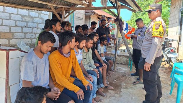 Puluhan pengungsi Bangladesh terdampar di Rote, Senin (8/7/2024).