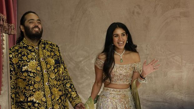 Putra bungsu Ambani, Anant Ambani dan Radhika Merchant berpose saat upacara pranikah mereka di Mumbai, India, Jumat (5/7/2024). (AP Photo/Rajanish Kakade)