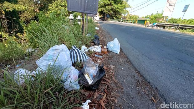 Sampah berserakan di sekitar Jembatan Sungai Bedog, Jalan Godean, Sleman, Selasa (9/7/2024).