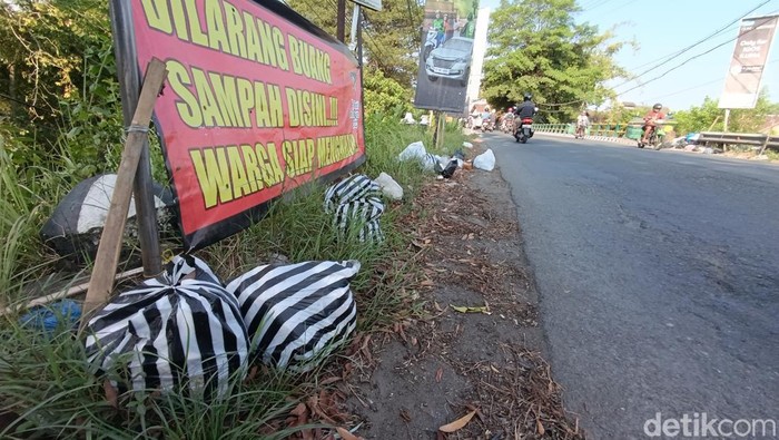 Sampah berserakan di sekitar Jembatan Sungai Bedog, Jalan Godean, Sleman, Selasa (9/7/2024).