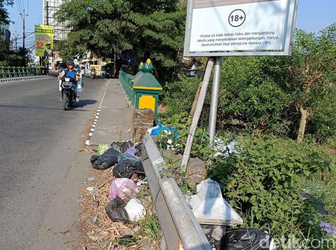 Sampah berserakan di sekitar Jembatan Sungai Bedog, Jalan Godean, Sleman, Selasa (9/7/2024).