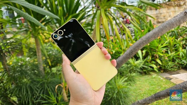 Samsung Galaxy Flip 6. (CNBC Indonesia/Intan)