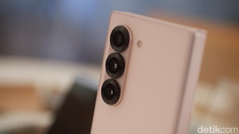 Ada tiga kamera di bagian belakang. Komposisinya kamera utama 50 MP, bersanding dengan kamera ultra-wide 12 MP dan telephoto 10 MP. Samsung turut melengkapi ProVisual Engine yang mencakup Foto: Adi Fida Rahman/detikINET