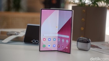 Sementara layar bagian dalam masih berukuran 7,6 inch dengan panel Dynamic AMOLED 2X, resolusi QXGA+ dengan refresh rate adaptif 1-120Hz. Foto: Adi Fida Rahman/detikINET