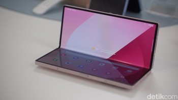 Galaxy Z Fold 6 disokong Snapdragon 8 Gen 3 for Galaxy dan vapor chamber 1.6x lebih besar. Samsung menyematkan RAM 12 GB dengan memori hingga 1 TB. Foto: Adi Fida Rahman/detikINET