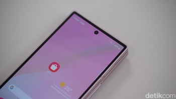 Samsung menyematkan kamera 10 MP pada punch hole layar cover. Sementara di layar dalam terdapat kamera under display 4 MP. Foto: Adi Fida Rahman/detikINET