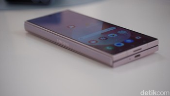 HP ini dibekali sertifikat IP48, Samsung Knox Vault dan menjalankan One UI 6.1.1 berbasis Android 14.  Foto: Adi Fida Rahman/detikINET