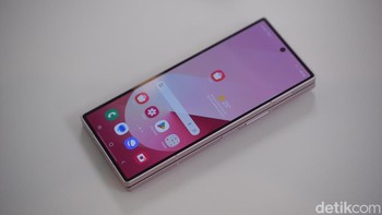 Samsung turut melakukan perubahan pada ukuran layar cover Galaxy Z Fold 6, bila pendahulunya 6,2 inch dengan rasio 23.1:9, kini dibuat 6.3 inch dengan rasio 22,1:9. Panelnya masih Dynamic AMOLED 2X resolusi HD+ dan refresh rate adaptif 1-120Hz. Foto: Adi Fida Rahman/detikINET