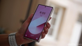 Samsung membuat Galaxy Z Fold 6 kini punya bodi lebih kotak. Foto: Adi Fida Rahman/detikINET