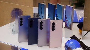 Galaxy Z Fold 6 akan tersedia dalam tiga pilihan yakni: Galaxy Z Fold 6 12/256 GB Rp 26.499.000 Galaxy Z Fold 6 12/512 GB Rp 28.499.000 Galaxy Z Fold 6 12/1 TB Rp 31.999.000 Foto: Adi Fida Rahman/detikINET