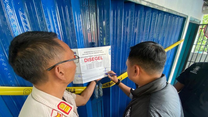 Satpol PP segel warung kelontong penjual miras ilegal di Kota Bogor (dok.Satpol PP Kota Bogor)