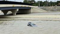 Tidak hanya merendam, banjir juga menghanyutkan sejumlah mobil. AP Photo/Juan A Lozano.  