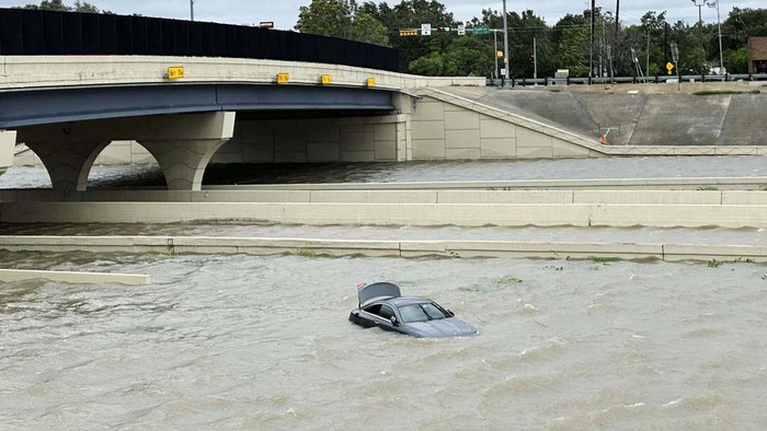 Banjir yang disebabkan oleh badai Beryl melanda Houston, Texas. Banjir itu membuat sejumlah mobil hanyut terbawa aliran air.