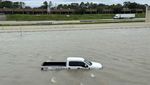 Sejumlah Mobil Hanyut Terseret Banjir di Texas