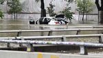 Sejumlah Mobil Hanyut Terseret Banjir di Texas
