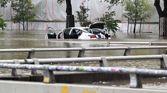 Banjir yang disebabkan oleh badai Beryl melanda Houston, Texas. Banjir itu membuat sejumlah mobil hanyut terbawa aliran air.