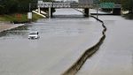 Sejumlah Mobil Hanyut Terseret Banjir di Texas