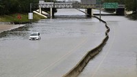 Peringatan banjir masih berlaku, dan badai tersebut diperkirakan akan terus menyebabkan curah hujan yang signifikan dan banjir saat bergerak ke daratan. AP Photo/Maria Lysaker.  
