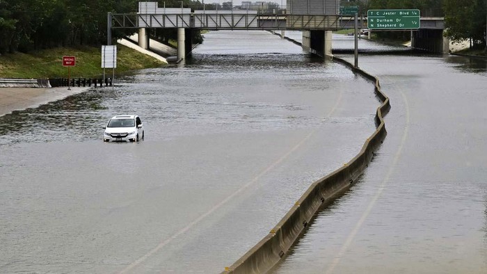 Banjir yang disebabkan oleh badai Beryl melanda Houston, Texas. Banjir itu membuat sejumlah mobil hanyut terbawa aliran air.