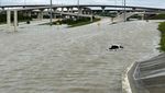 Sejumlah Mobil Hanyut Terseret Banjir di Texas