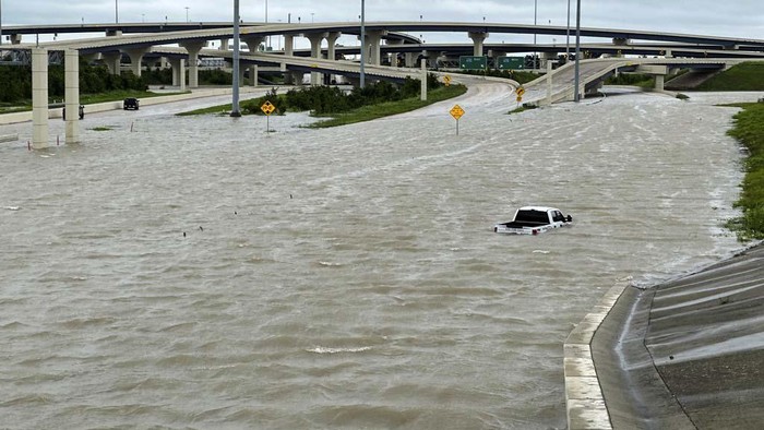 Banjir yang disebabkan oleh badai Beryl melanda Houston, Texas. Banjir itu membuat sejumlah mobil hanyut terbawa aliran air.