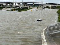 Sejumlah Mobil Hanyut Terseret Banjir di Texas