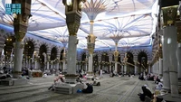 Jemaah juga mendapat layanan transportasi kendaraan listrik. Tersedia juga payung lipat untuk memastikan keamanan dan kenyamanan jemaah. Foto: Saudi Press Agency