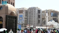 Jemaah tampak beriring-iringan menuju Masjid Nabawi. Beberapa tampak memakai alat pelindung diri seperti payung dan topi. Foto: Saudi Press Agency
