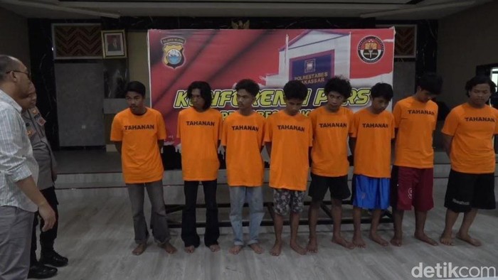 Tampang 8 mahasiswa jadi tersangka demo ricuh hingga anggota polisi dibanting di depan kampus Unismuh Makassar.