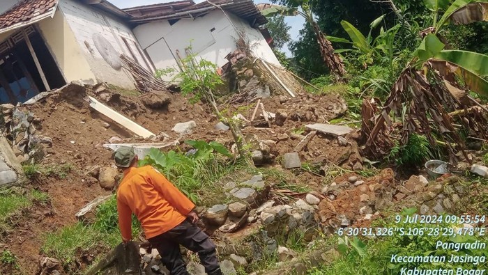 Tanah longsor terjadi di Desa Pengrajin, Kecamatan Jasinga, Kabupaten Bogor, Jawa Barat.